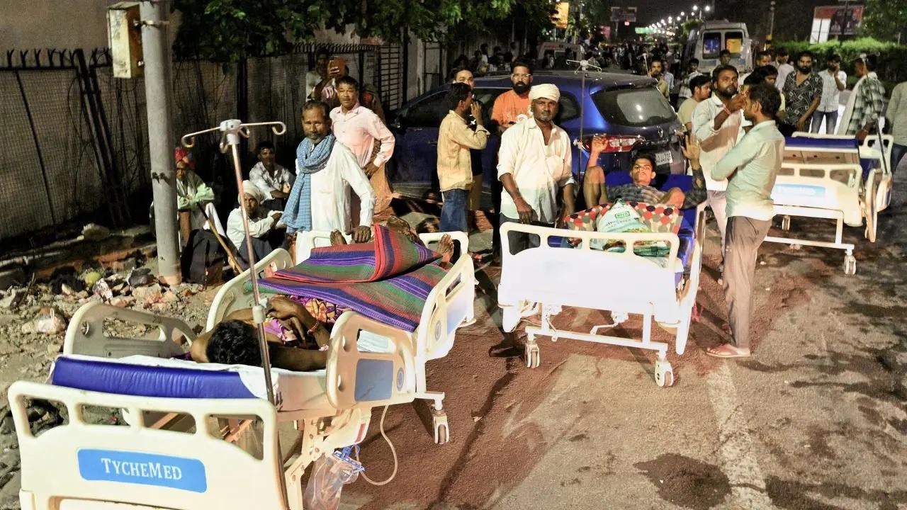 આગની ઘટના બાદ બચાવ કામગીરી બાદ દર્દીઓ તેમના પરિવારના સભ્યો સાથે (તસવીર: પીટીઆઈ)