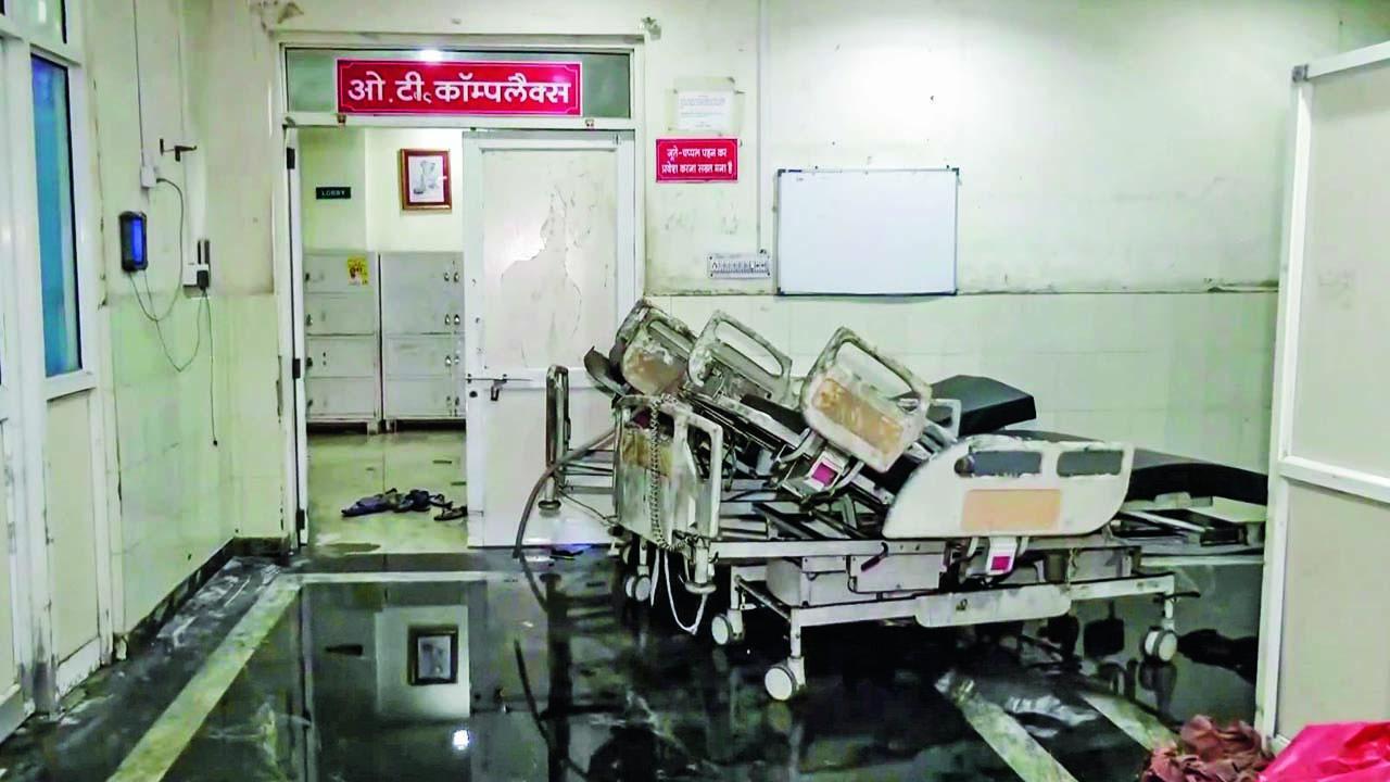 આગ બુઝાયા પછી બળી ગયેલા ટ્રૉમા સેન્ટરની હાલત.