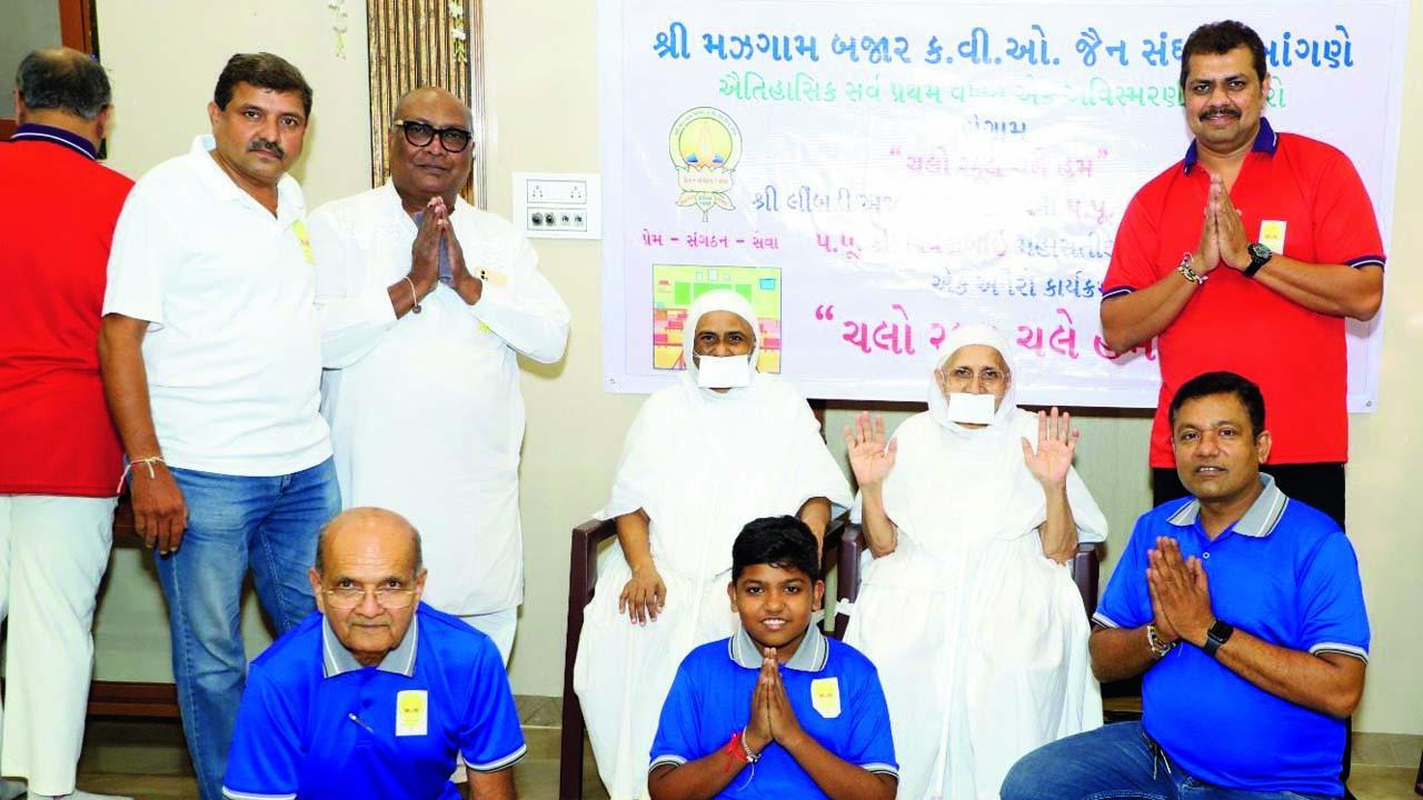 મઝગામ સંઘમાં ચાતુર્માસ માટે બિરાજમાન લીમડી અજરામર સંપ્રદાયનાં પરમ પૂજ્ય શીતલબાઈ મહાસતીજી અને પરમ પૂજ્ય પ્રિયંકાબાઈ મહાસતીજી સાથે સંઘના કમિટી મેમ્બરો.