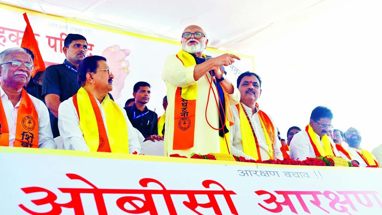 નેતા છગન ભુજબળે ગઈ કાલે આઝાદ મેદાનમાં આ બાબતે વિરોધ-પ્રદર્શન કરી લોકોને સંબોધ્યા હતા.