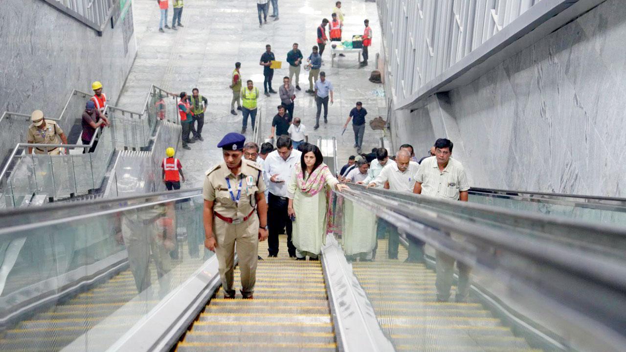 ગઈ કાલે મેટ્રો 3ના સ્ટેશનનું ઇન્સ્પેક્શન કરી રહેલાં અશ્વિની ભિડે અને અન્ય અધિકારીઓ
