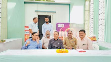 મીઠાઈનો સ્ટૉલ અને એમાં બેઠેલા મિત્રો અને વડીલો.