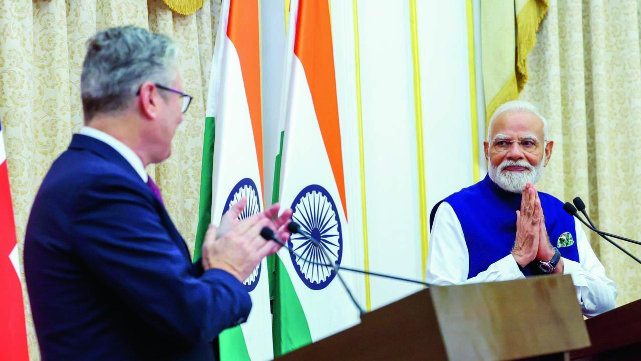 ગઈ કાલે મહારાષ્ટ્રના રાજભવનમાં જૉઇન્ટ પ્રેસ-કૉન્ફરન્સમાં વડા પ્રધાન નરેન્દ્ર મોદીએ UKના પ્રાઇમ મિનિસ્ટર કીર સ્ટાર્મરને નમસ્કાર કર્યા હતા.