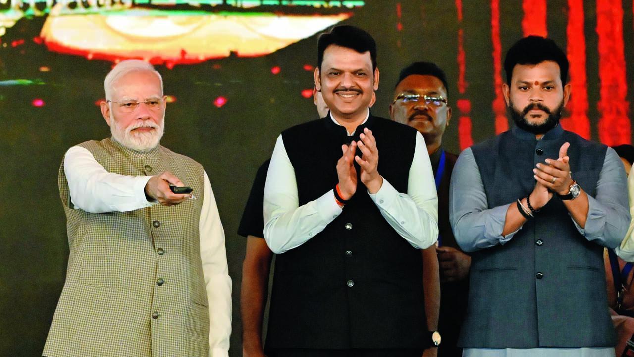  ગઈ કાલે નવી મુંબઈ અૅરપોર્ટનું ઉદઘાટન કરતા નરેન્દ્ર મોદી. તસવીર : અતુલ કાંબળે