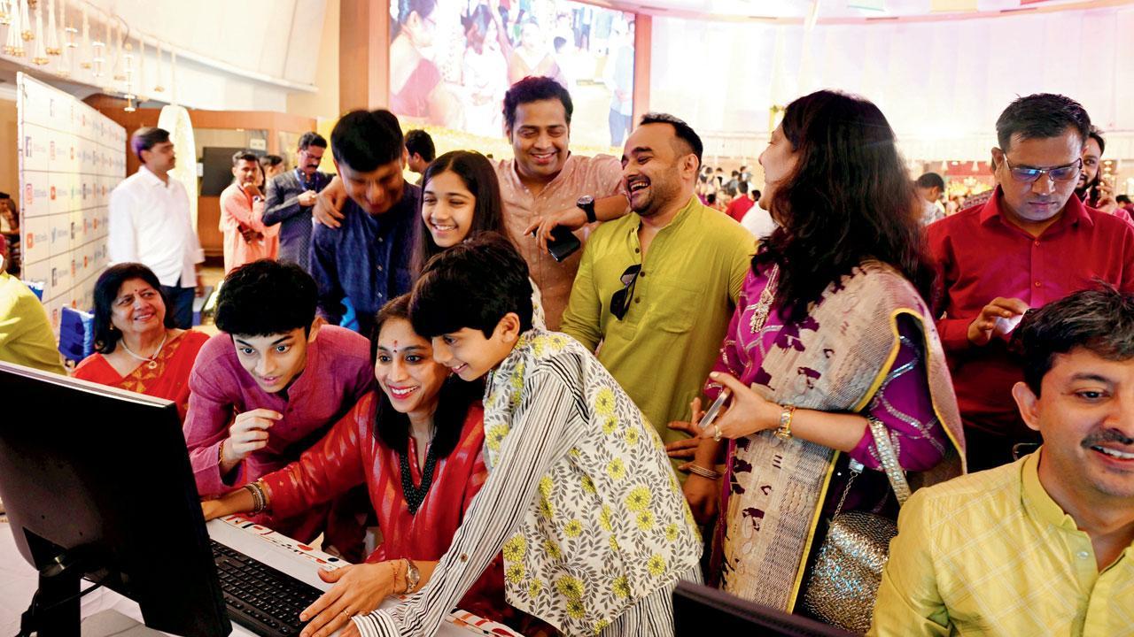 ગઈ કાલે બૉમ્બે સ્ટૉક એક્સચેન્જમાં મુહૂર્ત ટ્રેડિંગ માટે જોવા મળેલો ઉત્સાહ (તસવીર : અતુલ કાંબળે)