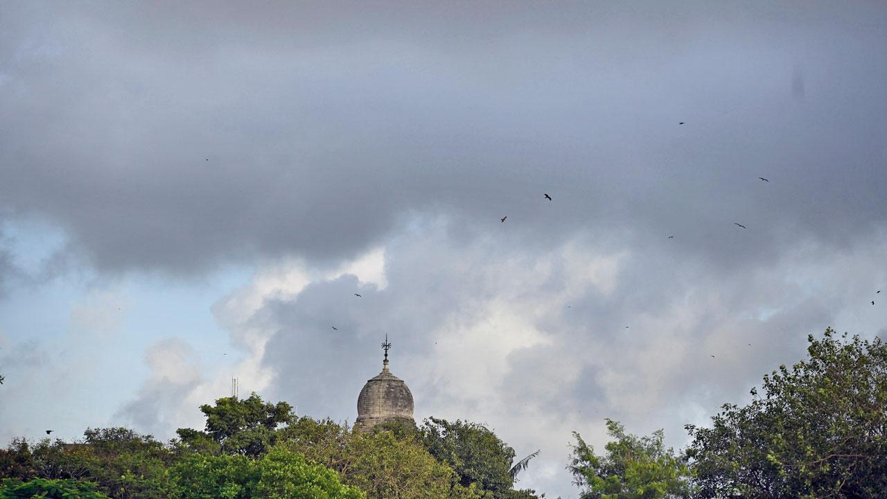 મુંબઈમાં ગઈ કાલે દિવસ દરમ્યાન થોડું ગરમ અને સામાન્ય વાતાવરણ રહ્યું હતું, પણ સાંજ સુધીમાં શહેરના આકાશ પર કાળાં વાદળાં ઘેરાતાં જોવા મળ્યાં હતાં (તસવીર : આશિષ રાજે)