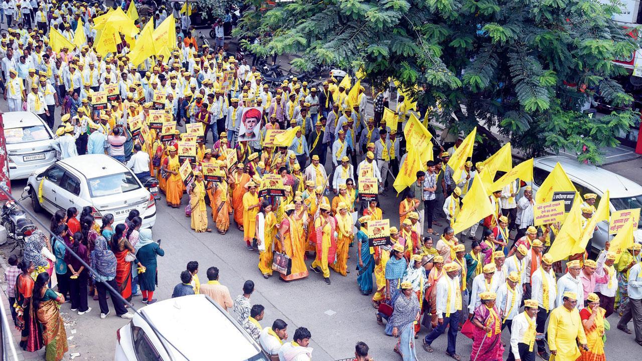 મરાઠાઓને કુણબીનું સર્ટિફિકેટ આપવાના વિરોધમાં OBC સમાજના કાર્યકરોએ નાગપુરમાં ત્રણ કિલોમીટર લાંબી રૅલી કાઢી હતી.