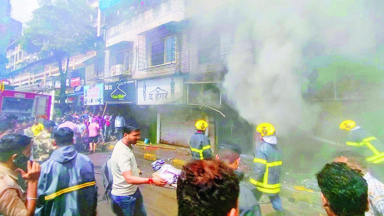 ગઈ કાલે નાલાસોપારાના આચોલે રોડ પર આવેલી કપડાંની દુકાનમાં ફાટી નીકળેલી આગને ઓલવવાનો પ્રયાસ કરતા ફાયર-બ્રિગેડના જવાનો.