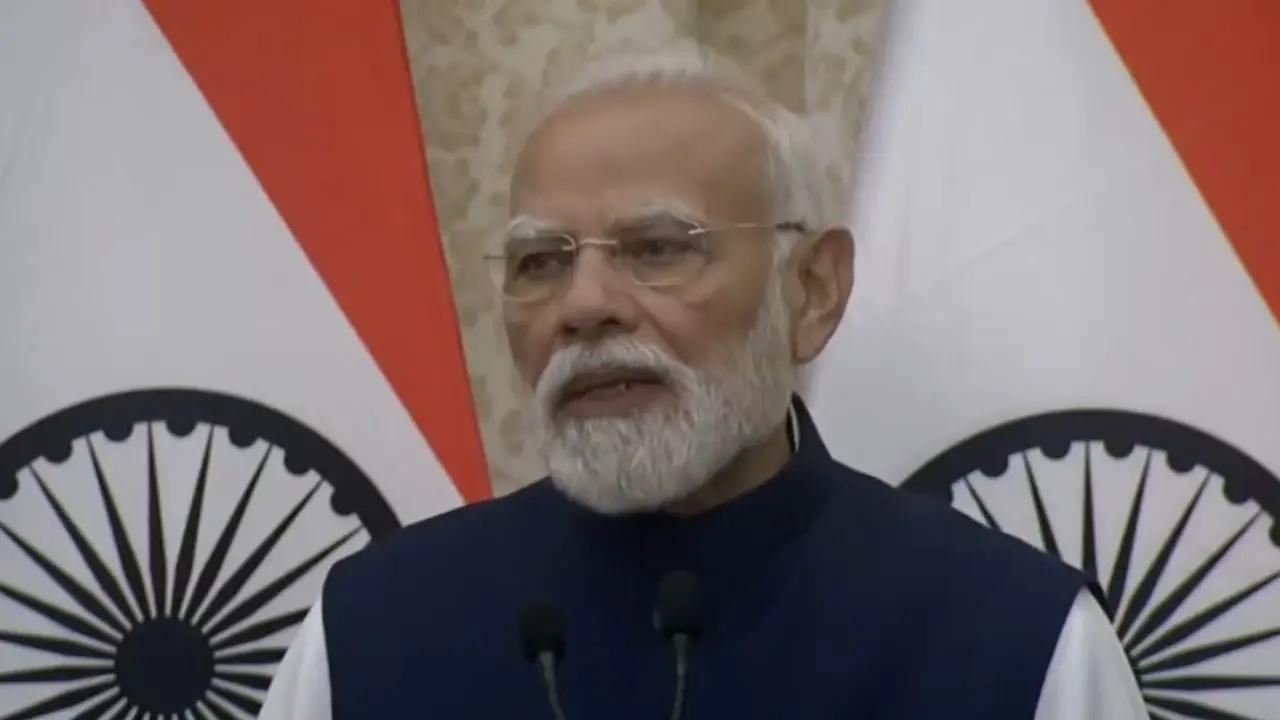 મુંબઈમાં રાજભવન  ખાતે યુકેના પીએમને મળ્યા બાદ વડાપ્રધાન નરેન્દ્ર મોદી