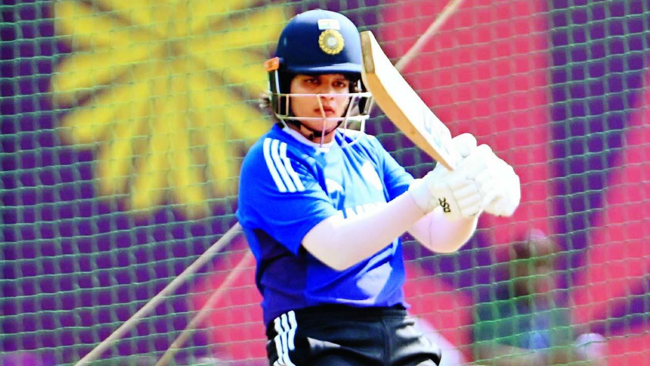 નવી મુંબઈમાં ગઈ કાલે શફાલી વર્માએ જોરદાર બૅટિંગ-પ્રૅક્ટિસ કરી હતી. તસવીર : અતુલ કાંબળે