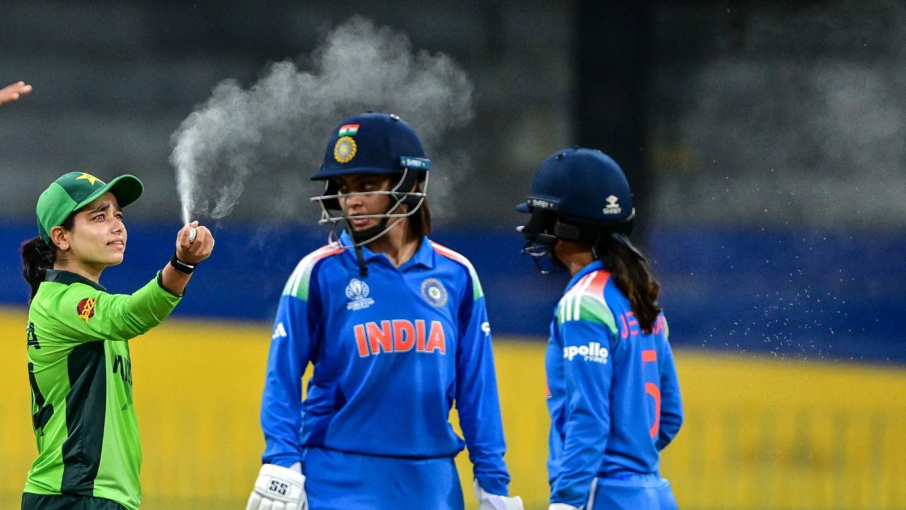 ICC મહિલા ક્રિકેટ વર્લ્ડ કપ 2025 મૅચ દરમિયાન પાકિસ્તાનની કૅપ્ટન ફાતિમા સના પીચ ઉપર જંતુનાશક દવા છાંટતી જોવા મળી હતી. (તસવીર: એજન્સી)