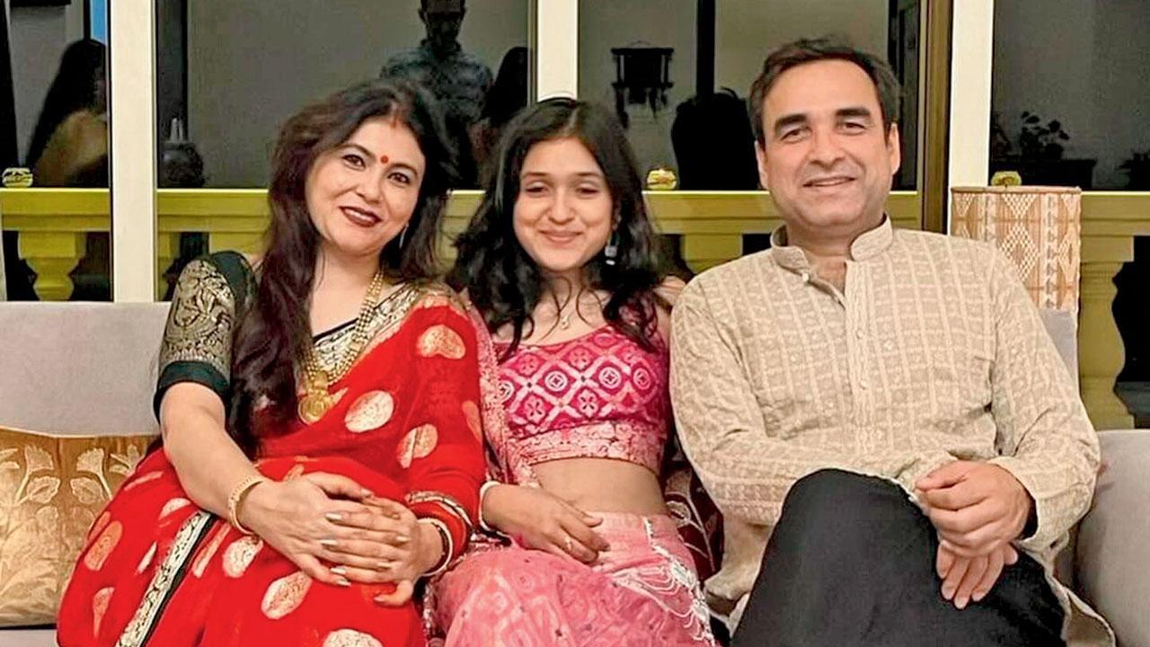પંકજ ત્રિપાઠી પત્ની મૃદુલા અને દીકરી આશી સાથે