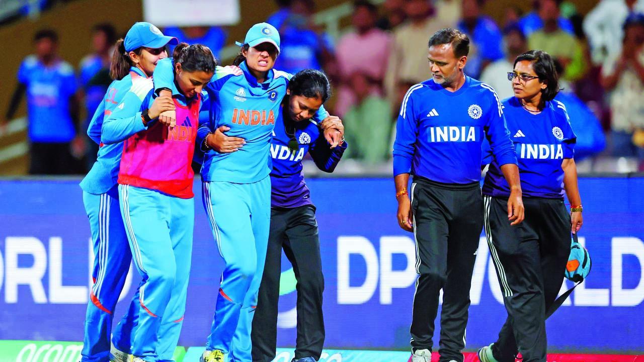 સાથી-પ્લેયર્સનો સહારો લઈને મેદાનની બહાર ગઈ હતી પ્રતીકા રાવલ.