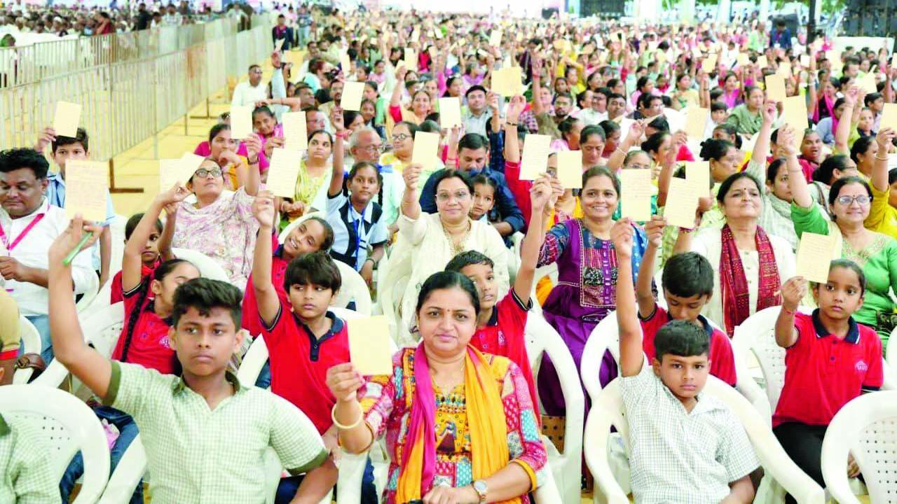 નરેન્દ્ર મોદીને લખેલાં આભારનાં પોસ્ટકાર્ડ બતાવી રહેલા વિદ્યાર્થીઓ, ટીચર્સ, પેરન્ટ્સ સહિતના લોકો.