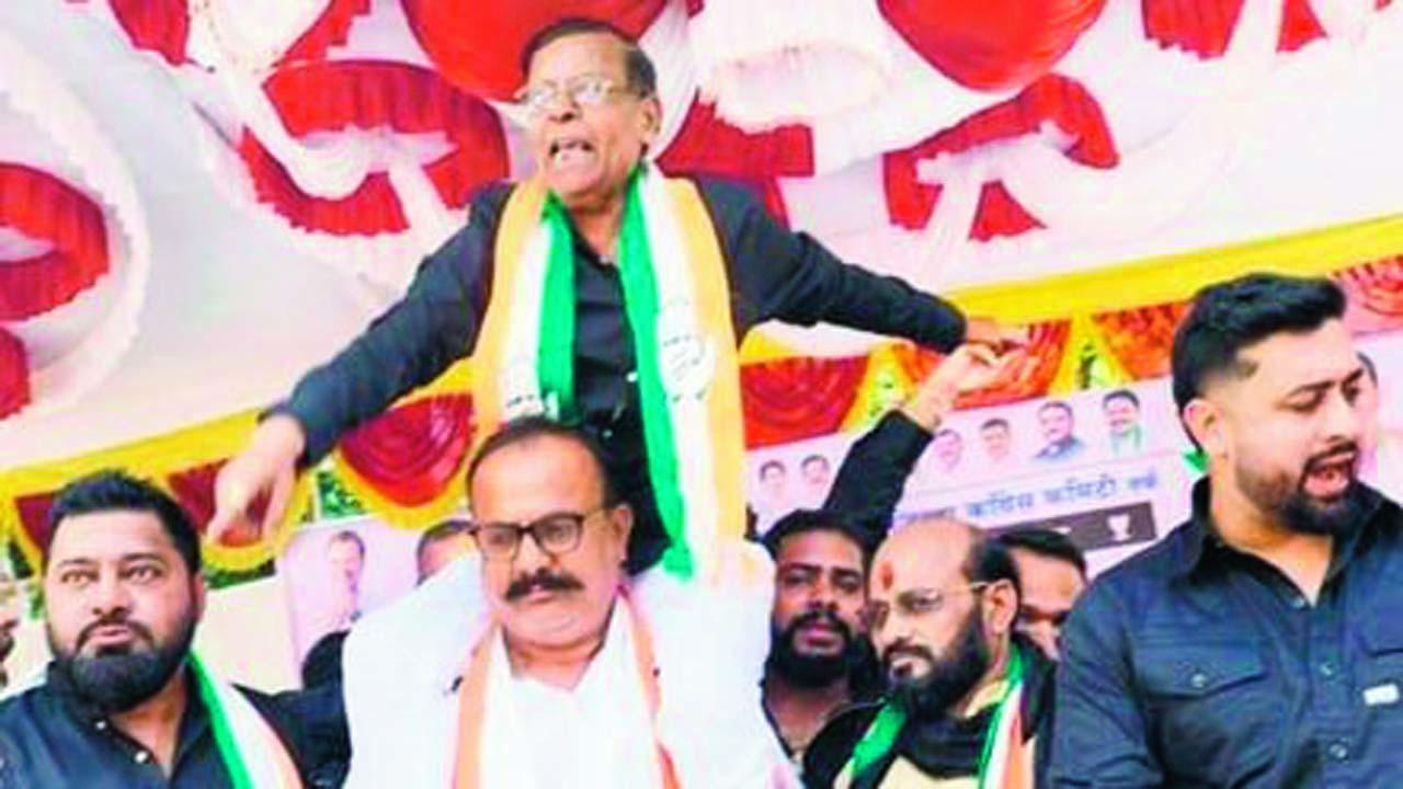 પ્રકાશ પગારેને શનિવારે મહારાષ્ટ્ર કૉન્ગ્રેસના અધ્યક્ષે ખભા પર બેસાડ્યા હતા.