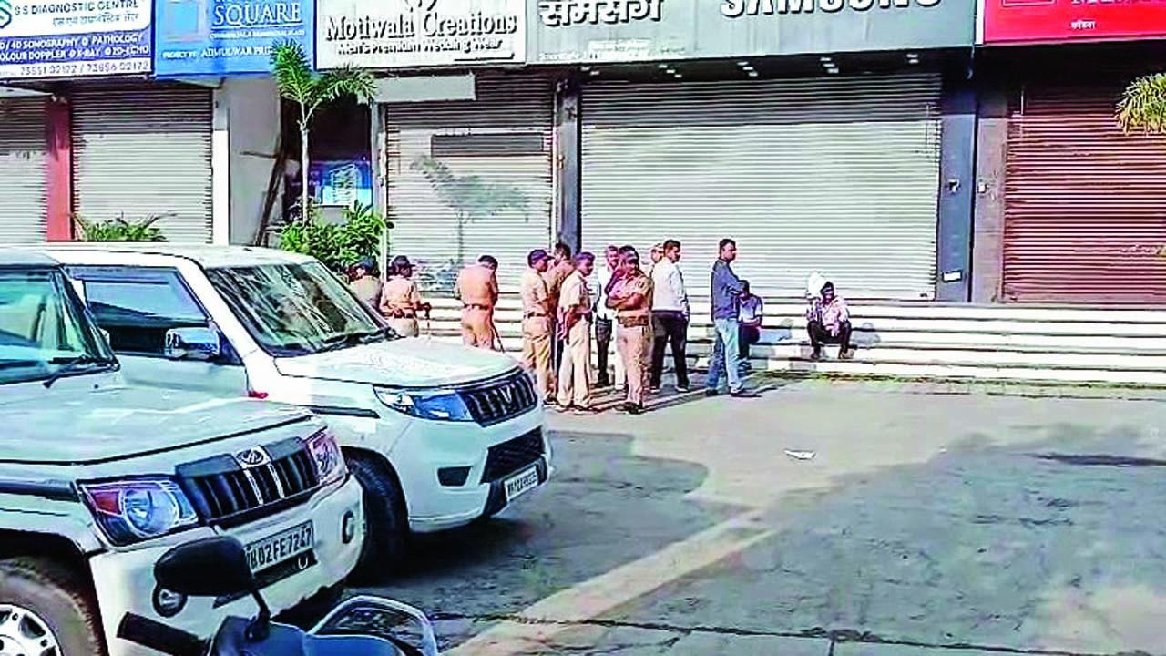 પુણેના કોંઢવા સહિત અનેક જગ્યાએ ATS દ્વારા સર્ચ-ઑપરેશન કરવામાં આવ્યું ત્યારે મોટી સંખ્યામાં પોલીસ-બંદોબસ્ત ગોઠવવામાં આવ્યો હતો.