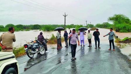 અમરેલી જિલ્લાના રાભડા–કણકોટ માર્ગ પર નદીના પૂરનાં પાણી રસ્તા પર ફરી વળતાં પોલીસ-બંદોબસ્ત ગોઠવવામાં આવ્યો હતો. 