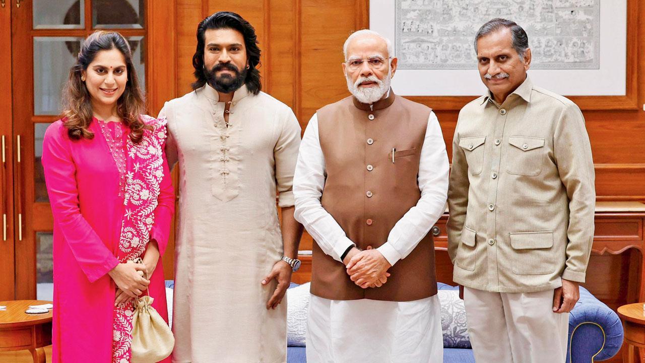 (ડાબેથી જમણે) ઉપાસના કામિનેની કોનિડેલા, રામ ચરણ તેજા, વડા પ્રધાન નરેન્દ્ર મોદી અને APLના અધ્યક્ષ અનિલ કામિનેની.