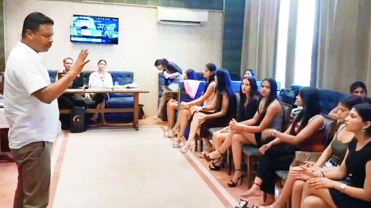 શુક્રવારે રિહર્સલ કરતી મૉડલોને રાષ્ટ્રીય હિન્દુ શક્તિ સંગઠનના કાર્યકરોએ ટૂંકાં કપડાં પહેરવા બાબતે ધમકાવવાની કોશિશ કરતાં વાત વણસી હતી.