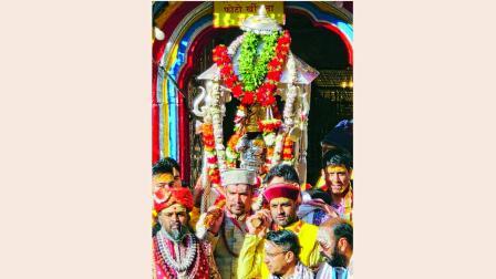 કપાટ બંધ થવાની વિધિ સમયે સમગ્ર વાતાવરણ ‘હર હર મહાદેવ’ના ઘોષથી ગૂંજી ઊઠ્યું હતું