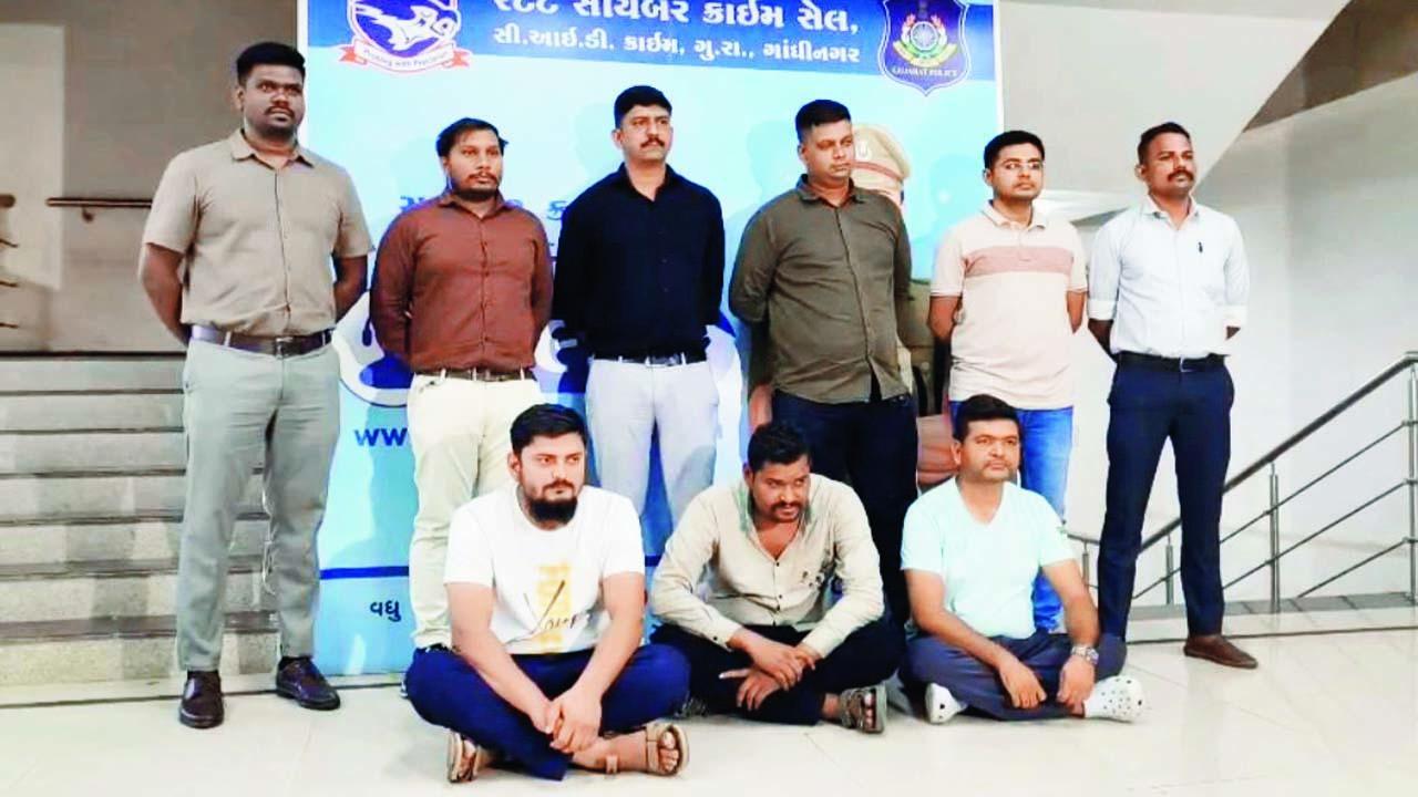 સાસણગીરની ઊંચા ભાવે બ્લૅકમાં ટિકિટ વેચતા ૩ આરોપીઓ સાથે પોલીસ. 