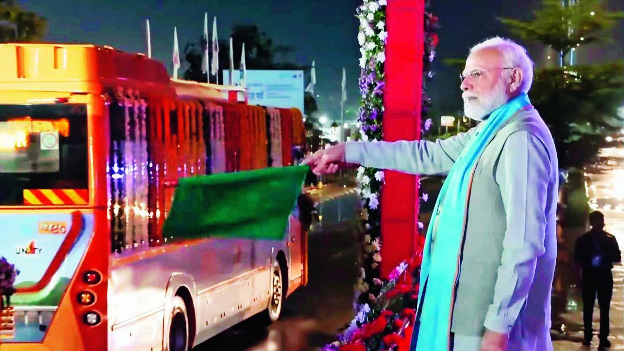 વડા પ્રધાને ૧૨૨૦ કરોડ રૂપિયાનાં વિવિધ વિકાસકાર્યોની ભેટ આપી