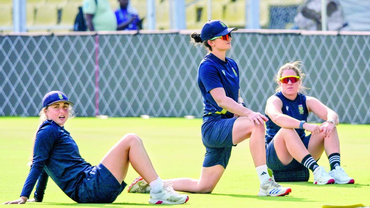 ગઈ કાલે ગુવાહાટીમાં પ્રૅક્ટિસ દરમ્યાન સાઉથ આફ્રિકાની મહિલા ખેલાડીઓ.