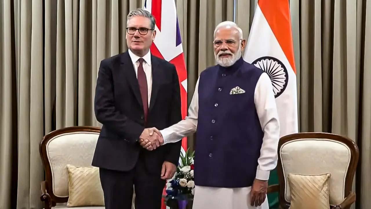 મુંબઈમાં એક બેઠક દરમિયાન યુકેના વડા પ્રધાન કીર સ્ટાર્મર સાથે વડા પ્રધાન નરેન્દ્ર મોદી.