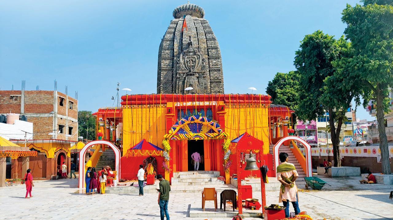 જ્યાંથી છઠપૂજાની શરૂઆત થઈ એ બિહારના ઔરંગાબાદમાં આવેલું દેવ સૂર્ય મંદિર અને પ્રાંગણમાં ઉદયાંચળ, મધ્યાંચળ અને અસ્તાંચળ સ્વરૂપની પ્રતિકૃતિ.