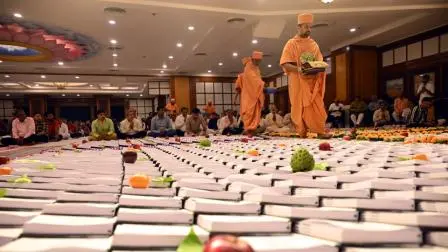 સ્વામિનારાયણ મંદિરમાં ચોપડપૂજન કર્યું સાધુઓએ (તસવીરો: સૈયદ સમીર આબેદી)