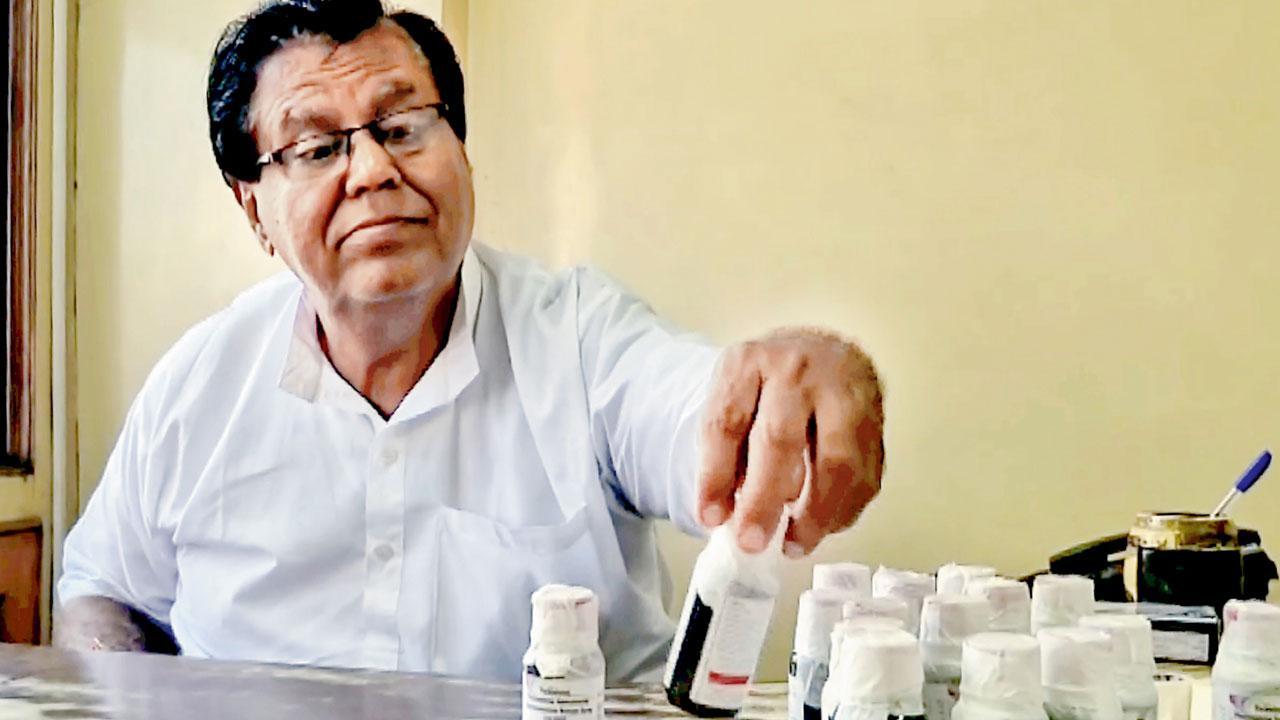 મધ્ય પ્રદેશના જબલપુરમાં ફાર્મા કંપનીમાં ગઈ કાલે રેઇડ પાડીને કૉલ્ડ્રિફ કફ સિરપની બૉટલોનું પરીક્ષણ કરતા ડ્રગ ઍન્ડ ફાર્માસ્યુટિકલ્સ ડિપાર્ટમેન્ટના અધિકારી