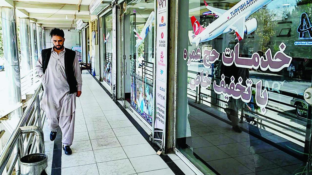  તાલિબાને આખા અફઘાનિસ્તાનમાં ટેલિકમ્યુનિકેશન-સર્વિસ બંધ કરી દીધી હોવાથી દુકાનો પણ બંધ રહી હતી. 