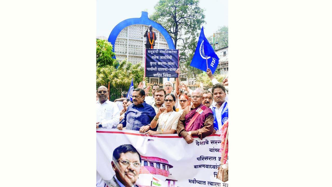 ચીફ જસ્ટિસ ઑફ ઇન્ડિયા (CJI) બી. આર. ગવઈ પર થયેલા હુમલાના પ્રયાસના વિરોધમાં પ્રદર્શન કર્યું હતું