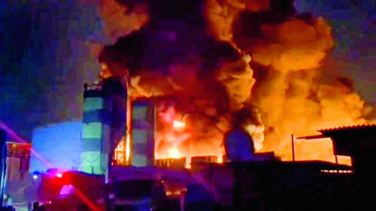 આગ વિકરાળ હોવાને લીધે કલ્યાણ, ભિવંડી અને ઉલ્હાસનગરનાં ફાયર-એન્જિન તાત્કાલિક ઘટનાસ્થળે પહોંચ્યાં હતાં