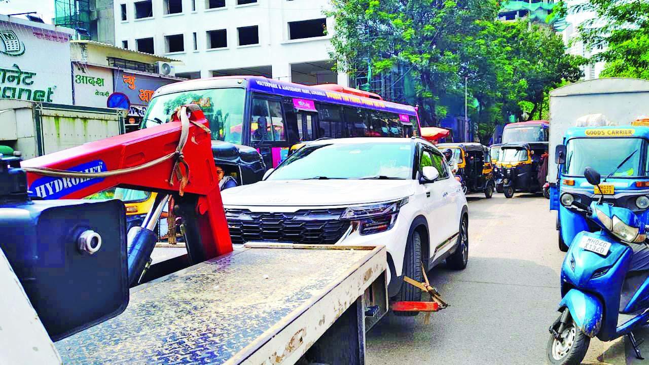 કારનાં ટાયર લૉક થઈ જવાથી પાછળ થયેલો ટ્રાફિક જૅમ.