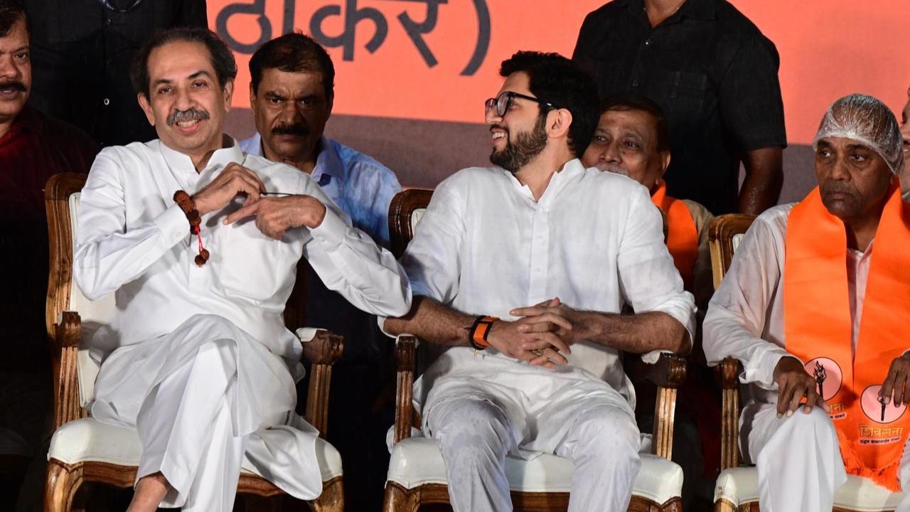 ઉદ્ધવ ઠાકરે દીકરા આદિત્ય ઠાકરે સાથે દાદર શિવાજી પાર્ક ખાતે પહોંચ્યા (તસવીર: આશિષ રાણે)