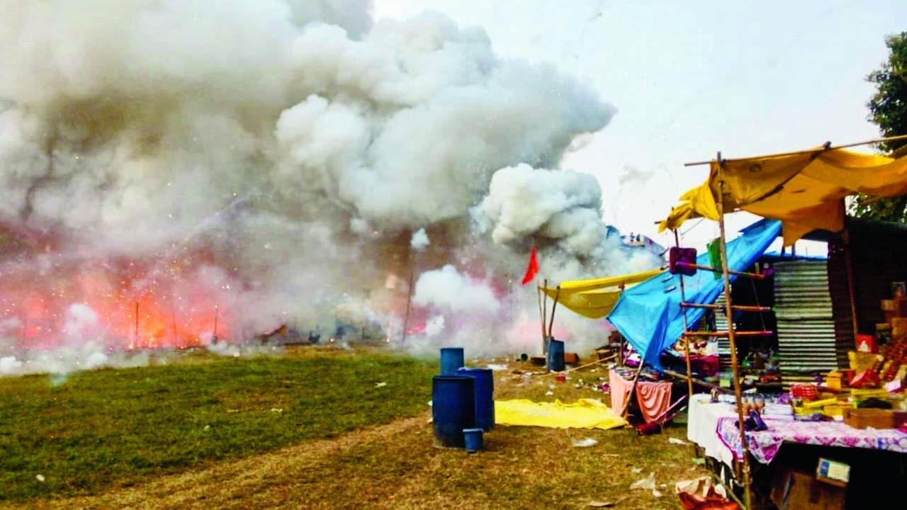 આગનો ધુમાડો છેક બે કિલોમીટર દૂર સુધી જોઈ શકાતો હતો