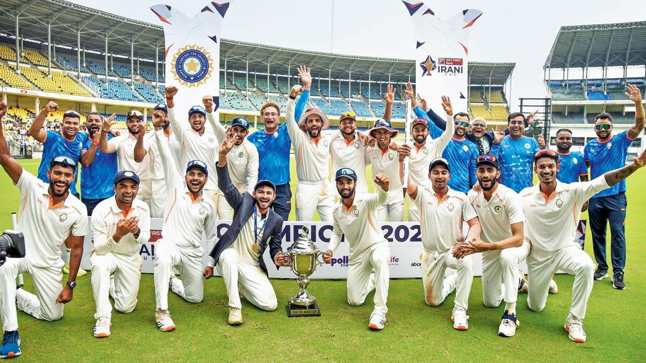 ઈરાની કપની ટ્રોફી સાથે ખુશખુશાલ વિદર્ભના પ્લેયર્સ