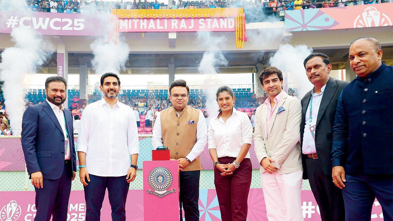 ICC પ્રમુખ જય શાહ, BCCI પ્રેસિડન્ટ મિથુન મન્હાસ અને સચિવ દેવજિત સૈકિયાની હાજરીમાં મિતાલી રાજ સ્ટૅન્ડ અને રવિ કલ્પના ગેટનું અનાવણ કરવામાં આવ્યું હતું