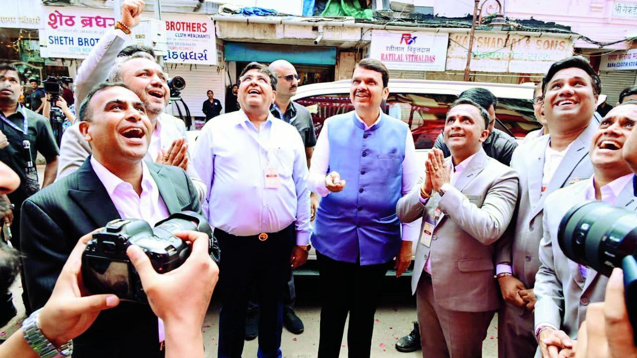 વેપારીઓ સાથે ઉદ્ઘાટન પ્રસંગે ખુશહાલ માહોલમાં દેવેન્દ્ર ફડણવીસ.