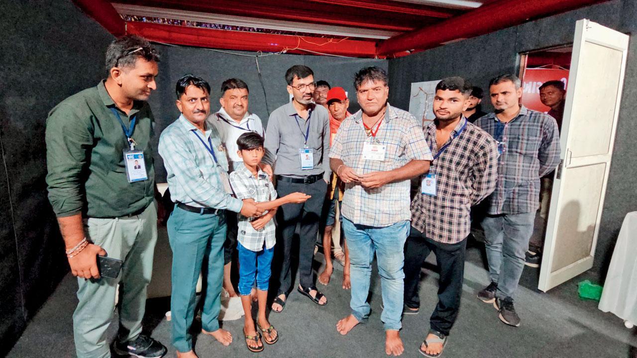 અંબાજી મેળામાંથી મળી આવેલા ૭૦૦૦ રૂપિયા ૧૦ વર્ષના સાહીને પરત કર્યા.