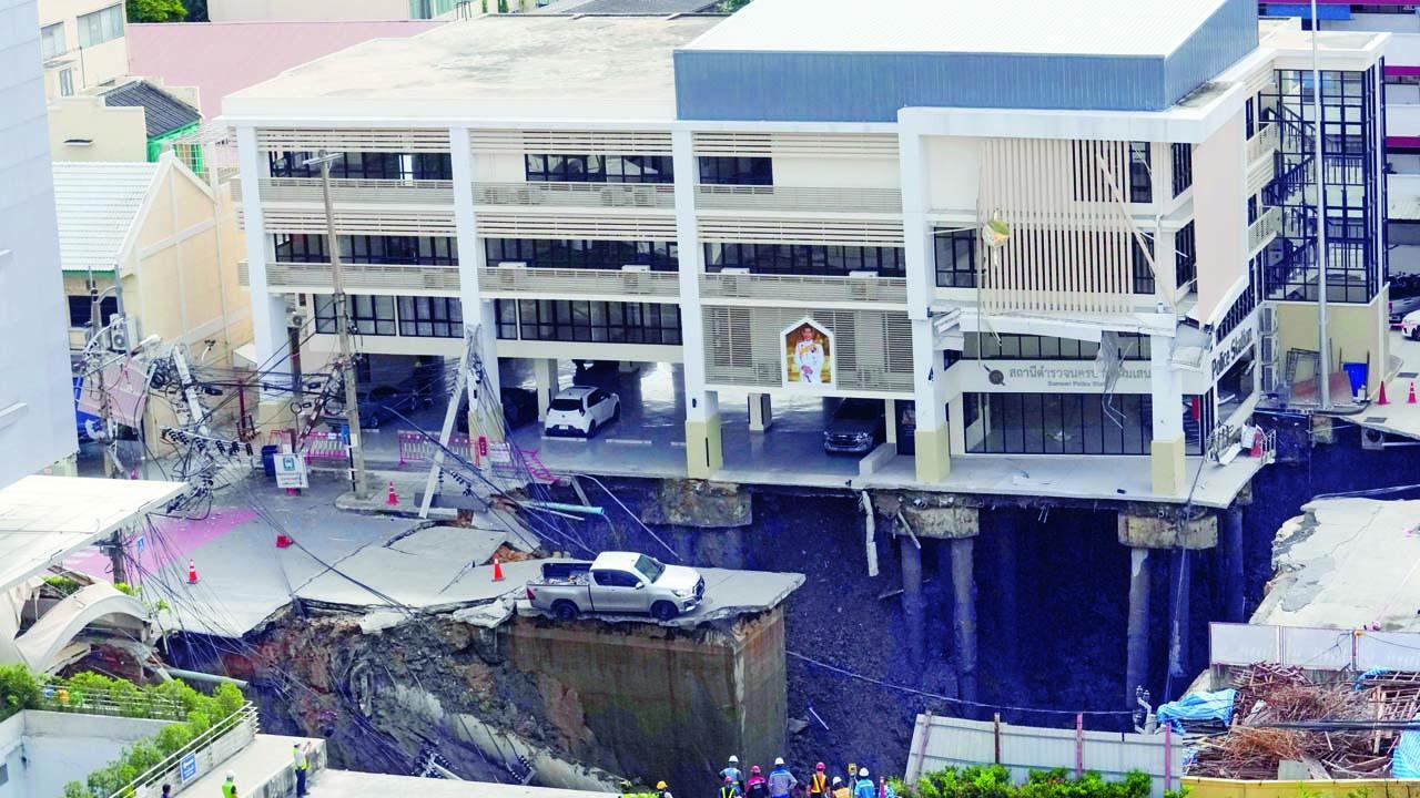 બૅન્ગકૉકમાં વજીરા હૉસ્પિટલ પાસે ધસી પડેલી જમીન, જેમાં એક કાર જરાક માટે ગરકાવ થતાં અટકી પડી હતી.