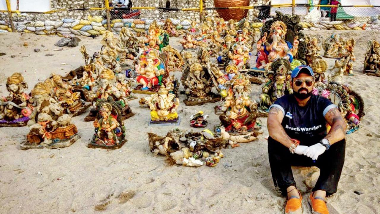 બીચ ક્લીન અપના કામ સાથે વર્ષોથી સંકળાયેલા ઍક્ટિવિસ્ટ ચીનુ કવાત્રા વિસર્જન પછી દરિયાકાંઠે તણાઈ આવેલી બાપ્પાની ખંડિત મૂર્તિઓ સાથે. 