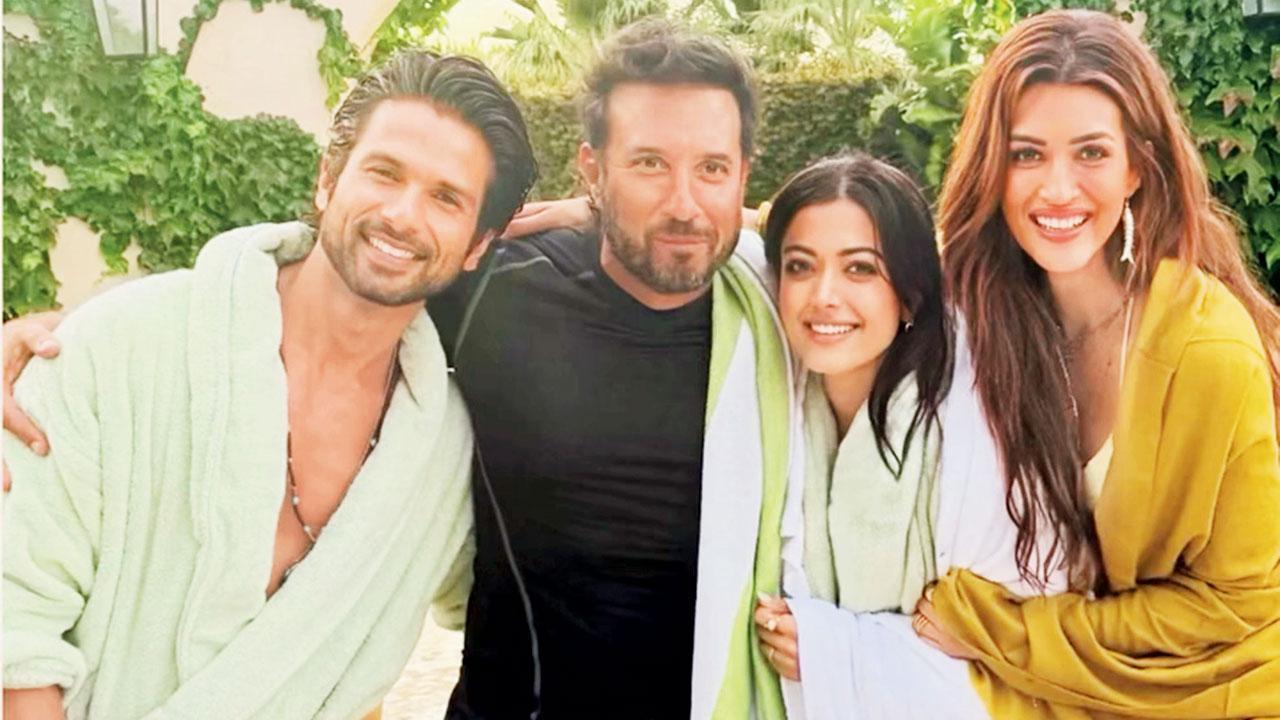 આ તસવીર પર ‘કૉકટેલ ટ્રાયો’ લખ્યું છે