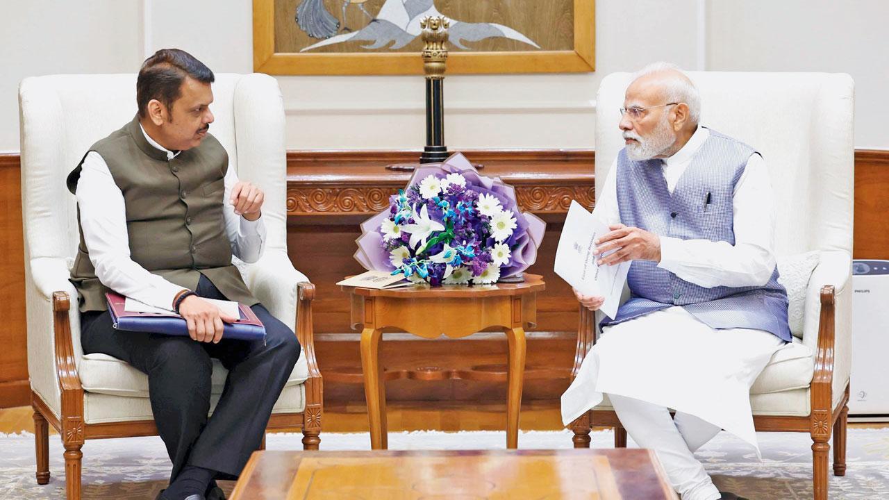 ગઈ કાલે દિલ્હીમાં નરેન્દ્ર મોદીને મહારાષ્ટ્રના પૂરની પરિસ્થિતિનો ચિતાર આપતા દેવેન્દ્ર ફડણવીસ.