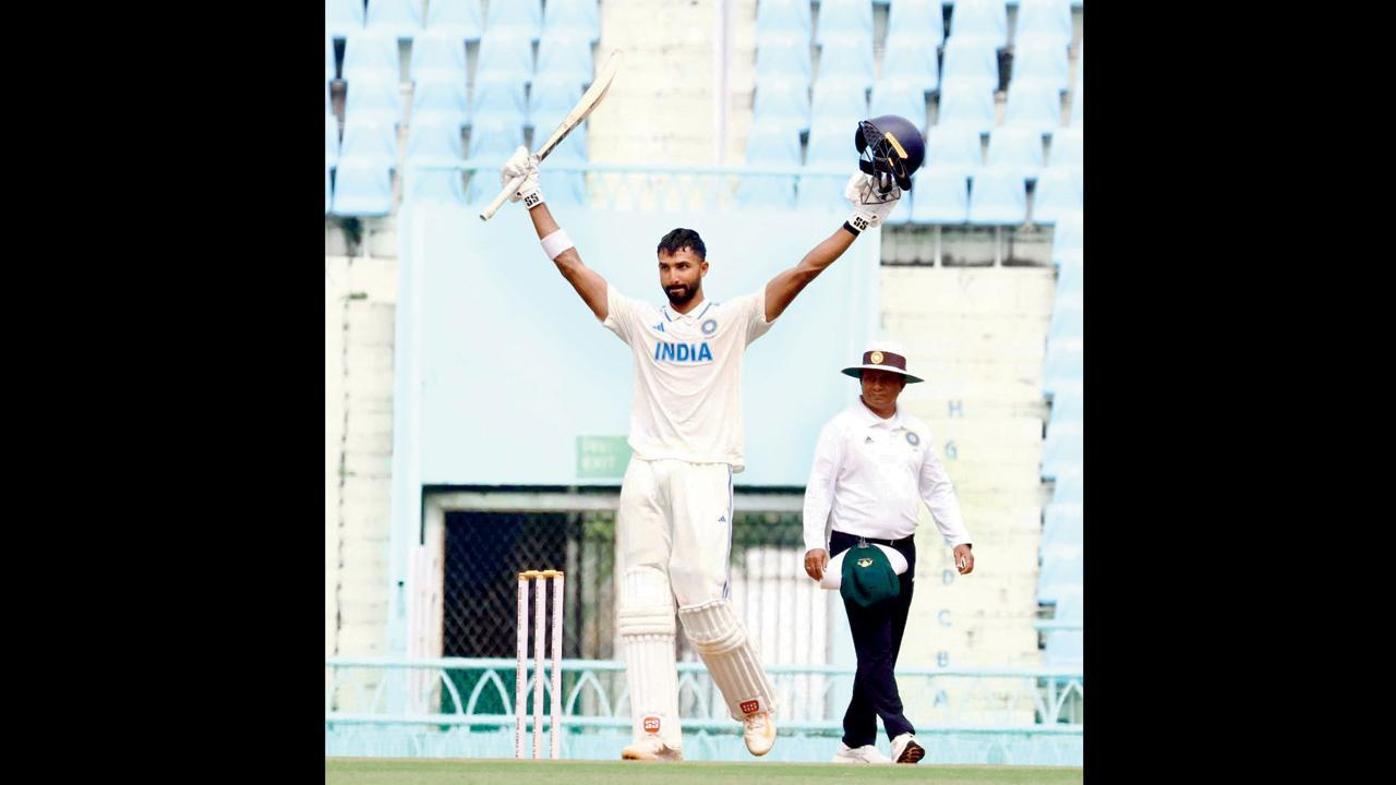 સાતમી ફર્સ્ટ ક્લાસ સેન્ચુરીની ઉજવણી કરતો દેવદત્ત પડિક્કલ.