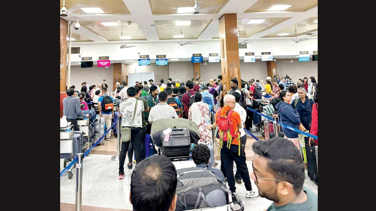 ગઈ કાલે રાત્રે દિલ્હી જવા કાઠમાંડુ ઍરપોર્ટ પર મુસાફરોએ લાઇન લગાવી હતી.