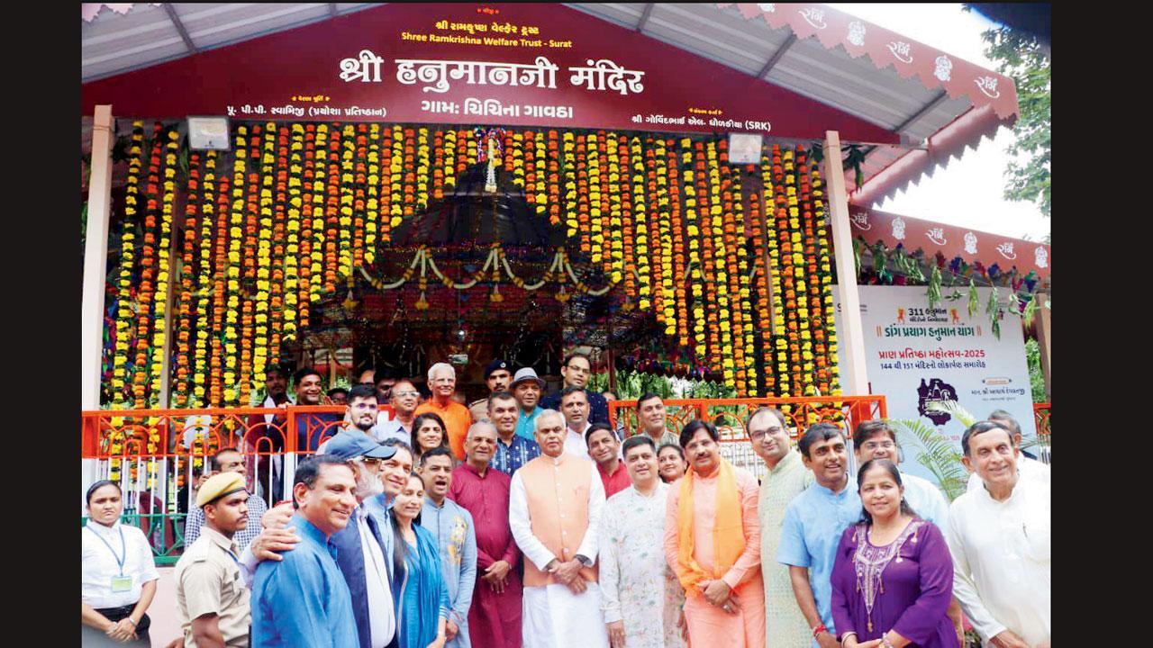 ડાંગના ચિંચીના ગાવઠા ગામે ખુલ્લા મુકાયેલા હનુમાનજી મંદિર ખાતે રાજ્યપાલ આચાર્ય દેવવ્રત સહિતના મહાનુભાવો.