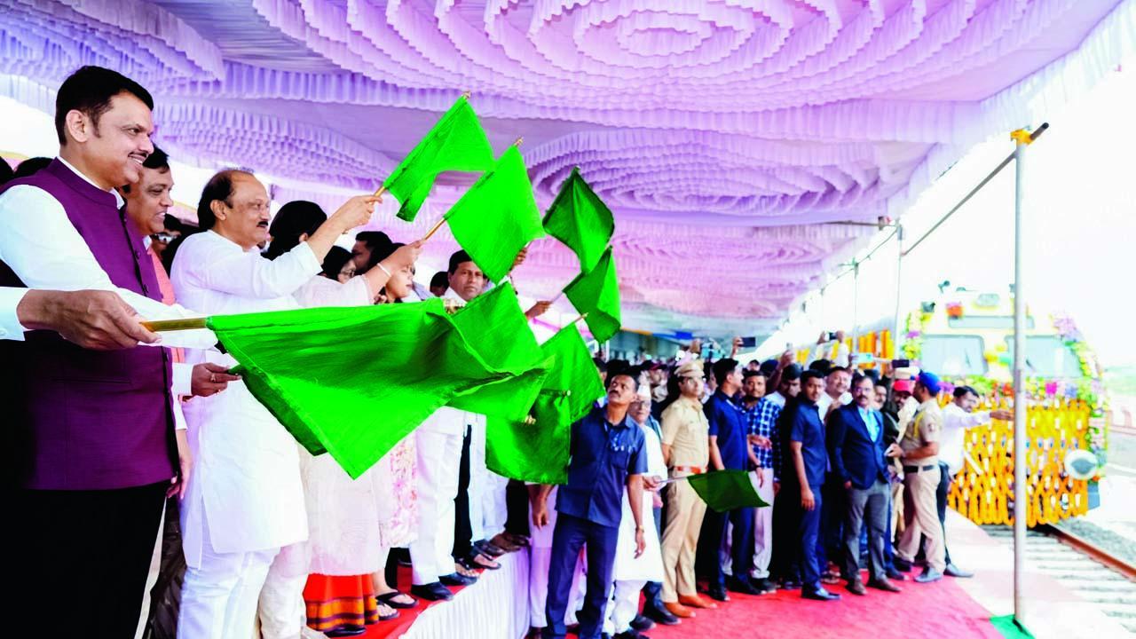 લાંબા સમયથી મરાઠવાડાના બીડ-અહિલ્યાનગર વચ્ચે રેલવેનો પ્રોજેક્ટ પૂરો થાય એની રાહ જોવાઈ રહી હતી