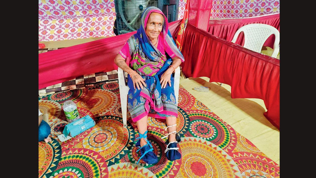 પદયાત્રા કરીને અંબાજી જતાં આ વૃદ્ધાને જીન્સનાં મોજાં પહેરાવ્યાં હતાં.